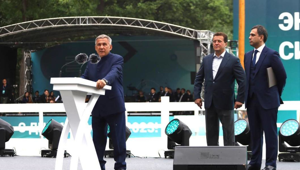 Рустам Минниханов поздравил сотрудников КОСа с Днем химика.