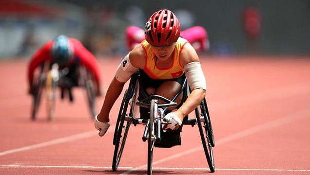 Спортсменам пришлось карабкаться по лестнице.