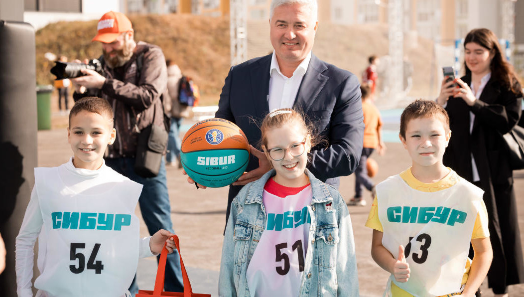 На улице Азата Аббасова 6к2 состоялось торжественное открытие Центра уличного баскетбола и гандбола.