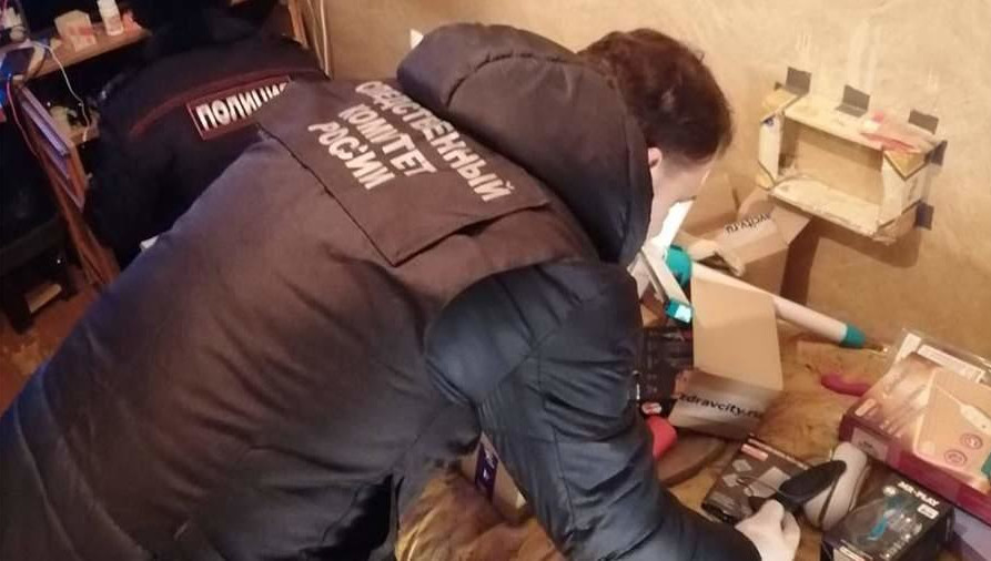 Труп обнаженной женщины был под окнами многоэтажного дома