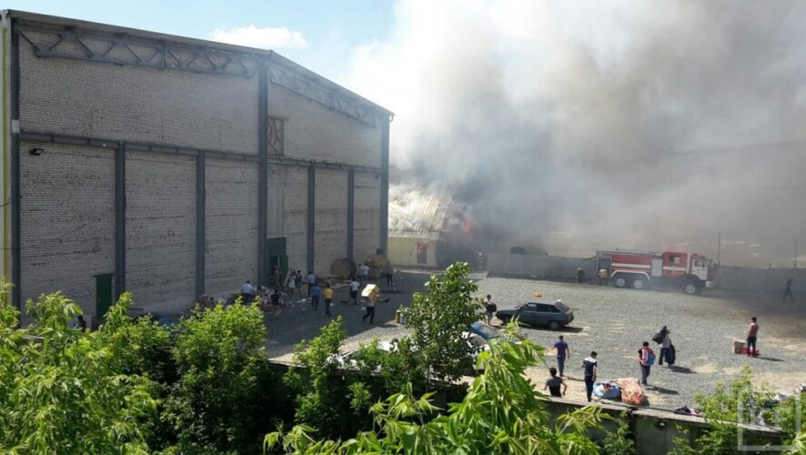 Огонь с горящего ангара со стройматериалами на улице Журналистов в Казани может перекинуться на здание «Вьетнамского рынка»