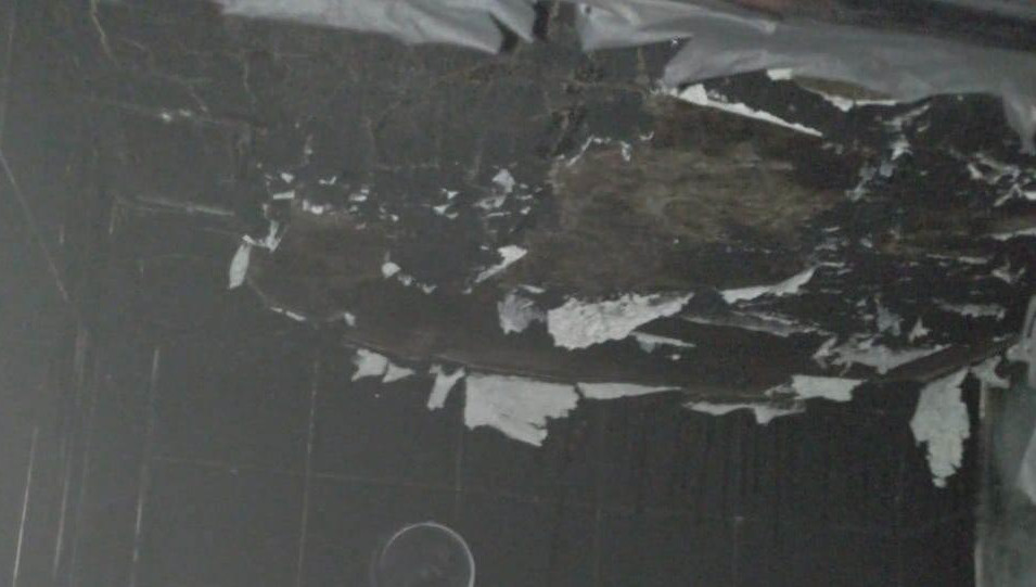 Хозяева до приезда пожарных сумели справиться с возгоранием.