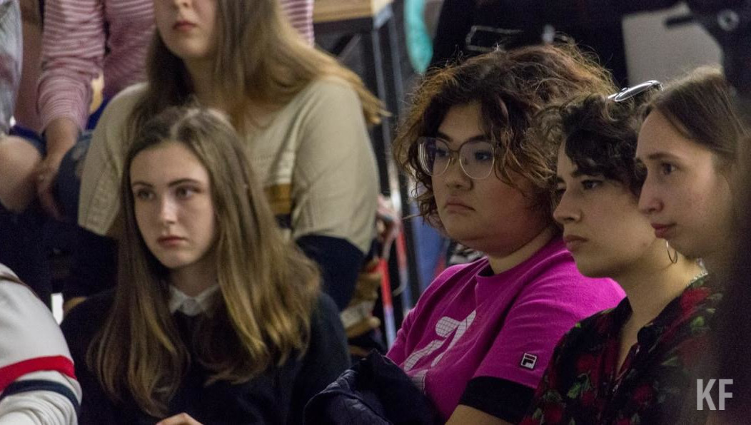 В договорах с несовершеннолетними не указали режим работы и отдыха и условия труда.