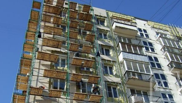 Капитальный ремонт многоквартирных жилых домов в Татарстане по программе 2015 года начат на всех 999 объектах в 42 районах. Об этом заявил сегодня