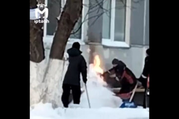 Коммунальщики пытались потушить взметнувшееся на метр пламя снегом.