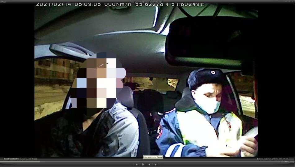 Водитель на требования сотрудников автоинспекции не реагировал.