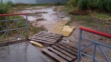 На земле разложены доски и разломанные плиты.