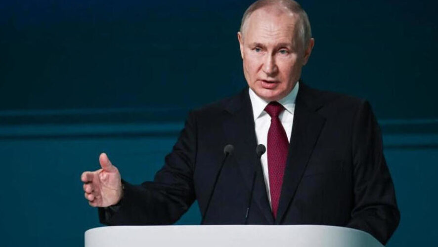 Глава государства&nbsp;предложил обсудить исполнение указа 2012 года о зарплатах отдельных категорий работников бюджетной сферы.