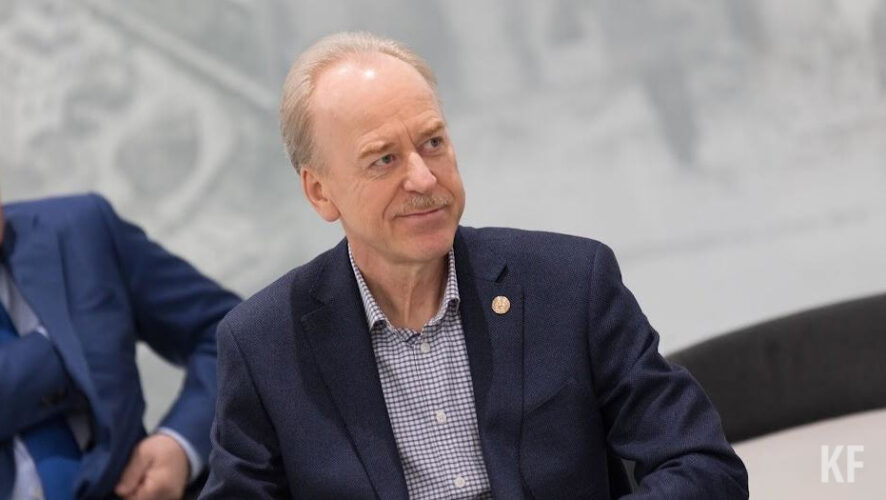 В аппарате президента республики он работает с 2000 года.