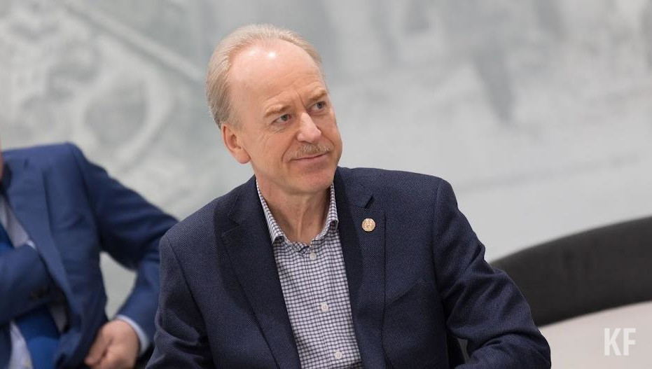 В аппарате президента республики он работает с 2000 года.