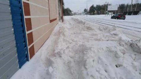 Местные жители устали жаловаться чиновникам на неочищенные от снега дороги и тротуары.