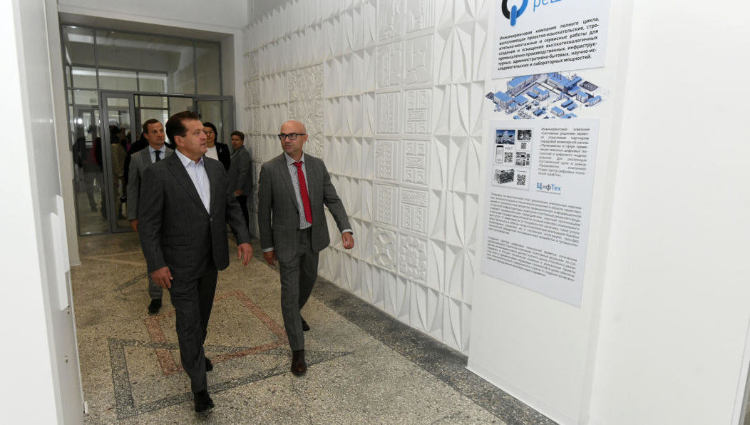 Он провел экскурсию по учебному заведению.