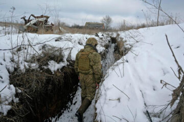 Военный находится на передовой в 300-350 метров от националистов Украины.