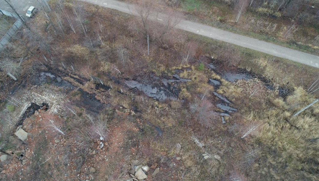 Участок площадью 16 тысяч квадратных метров разрушили нефтесодержащие отходы.