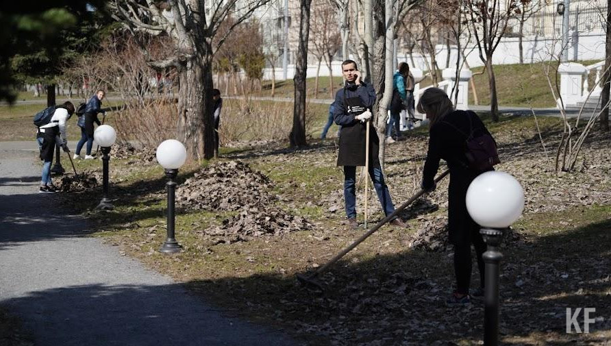 Нужно собрать отходы раздельно и отнести их в пункт приема или в специальные контейнеры.