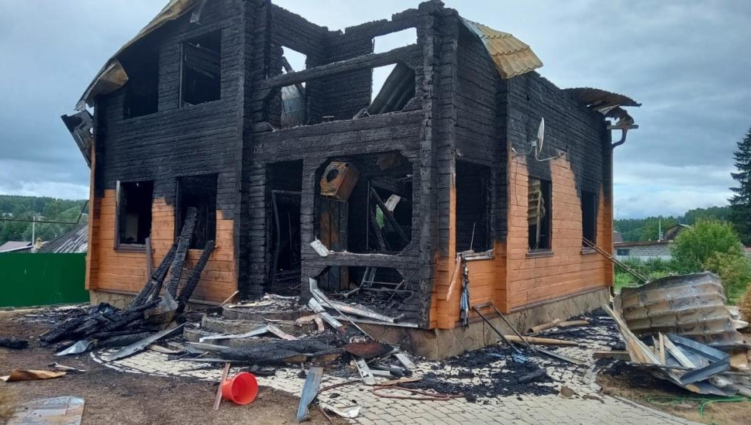 Самим погорельцам удалось спастись только с помощью рабочих