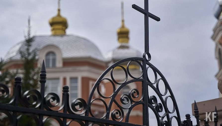 Отец Виталий помогает местным жителям получить гуманитарные наборы и оказывает духовно-психологическую помощь.