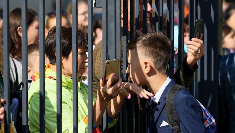 В Казани продолжаются работы по обеспечению безопасности в учебных учреждениях. 321 школа и детский сад уже подключены к системе «Виртуальный мониторинговый центр». Но чтобы закрыть оставшиеся вопросы