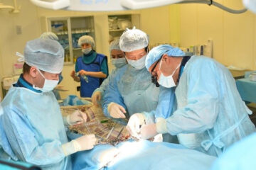 Пациенту с аневризмой аорты сделали операцию по установке стент-графтов.