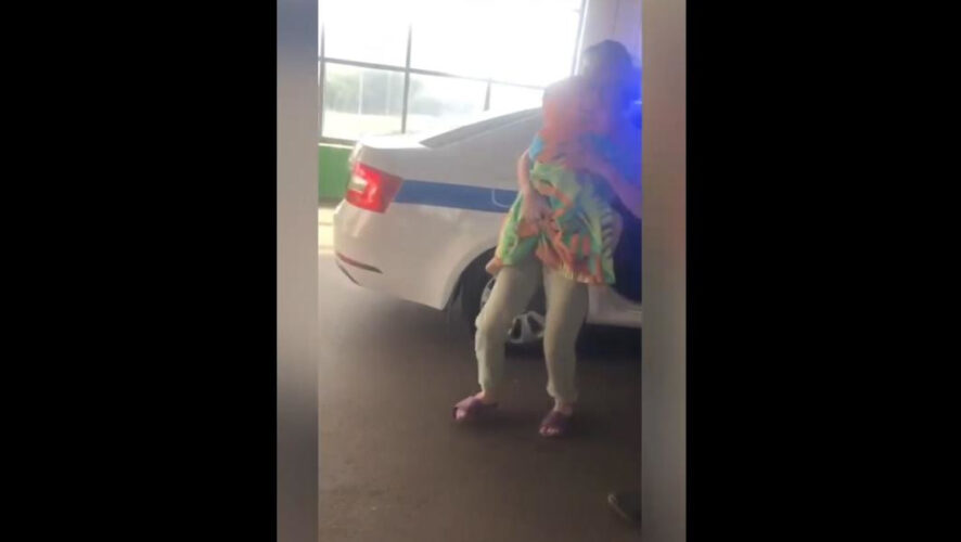 Малыш упал в погребную яму.