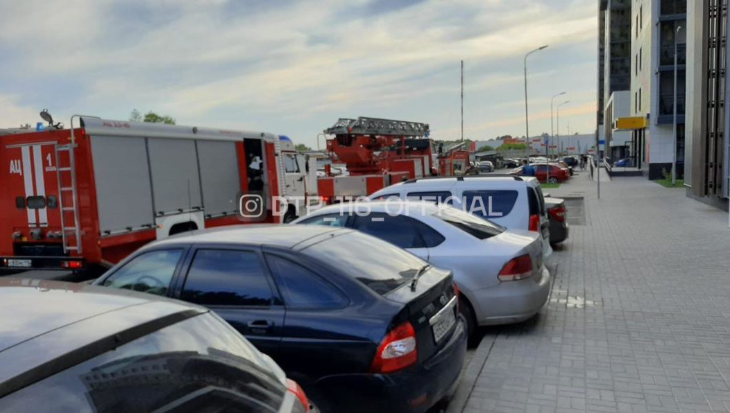 Прибыло уже 4 машины.