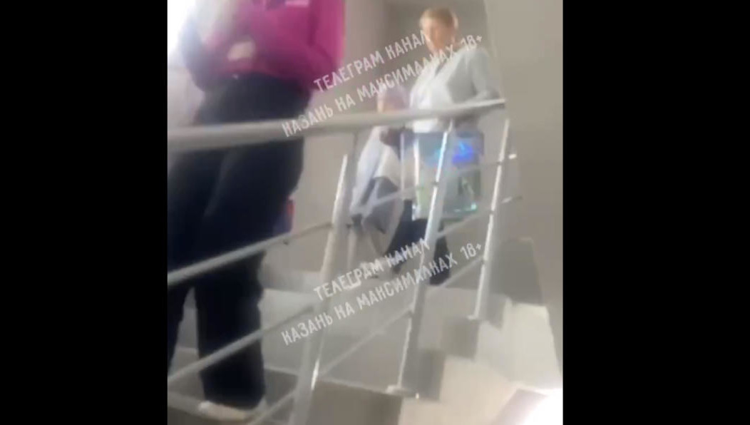 К зданию подъехали пожарные.