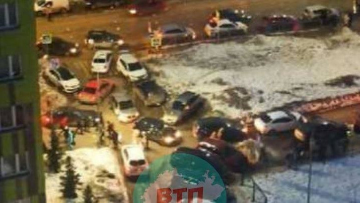 Единственный заезд к школе проходит&nbsp;через заезд-выезд в микрорайон.