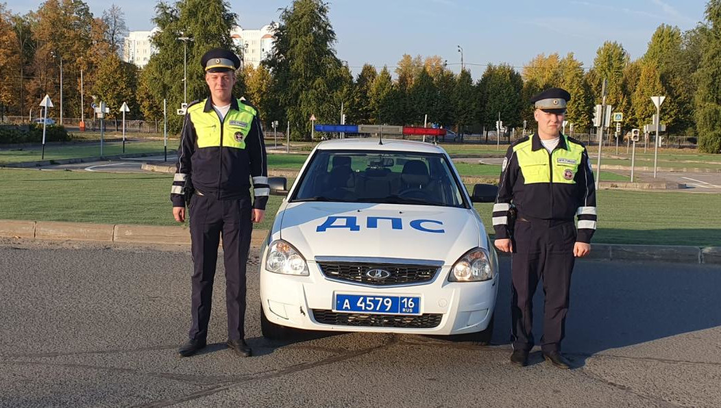 Женщины поблагодарили сотрудников Госавтоинспекции за оперативную помощь и доброту.