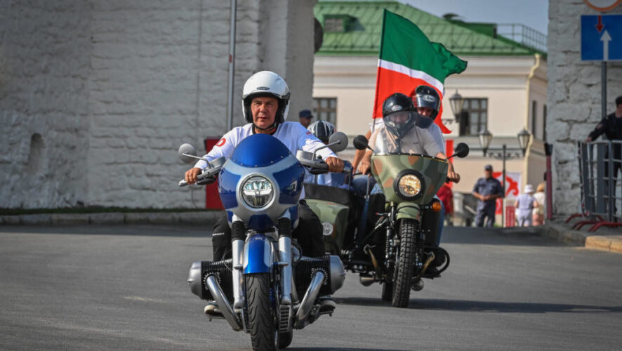 Президент республики поздравил казанцев с наступающим Днем Татарстана и города.