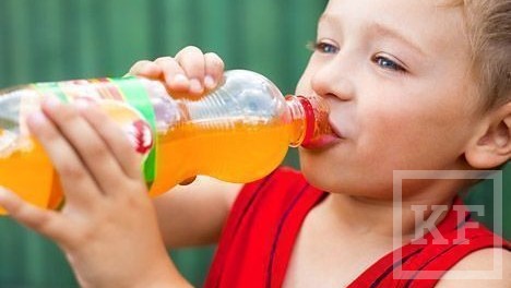 Члены Общественной палаты России (ОП) предлагают запретить детям до 14 лет самостоятельно покупать в магазинах сладкие газированные напитки