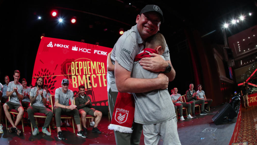 По словам комментатора такими темпами клуб скоро будет играть в чемпионате района.