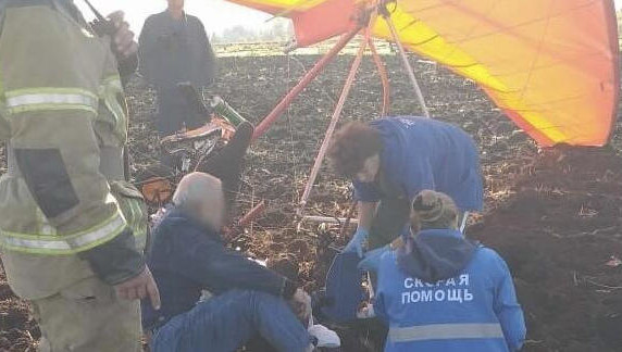 Пилота увезли в больницу.