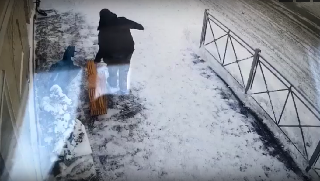 Мужчина покусился на установленные у бара на Профсоюзной декорации.