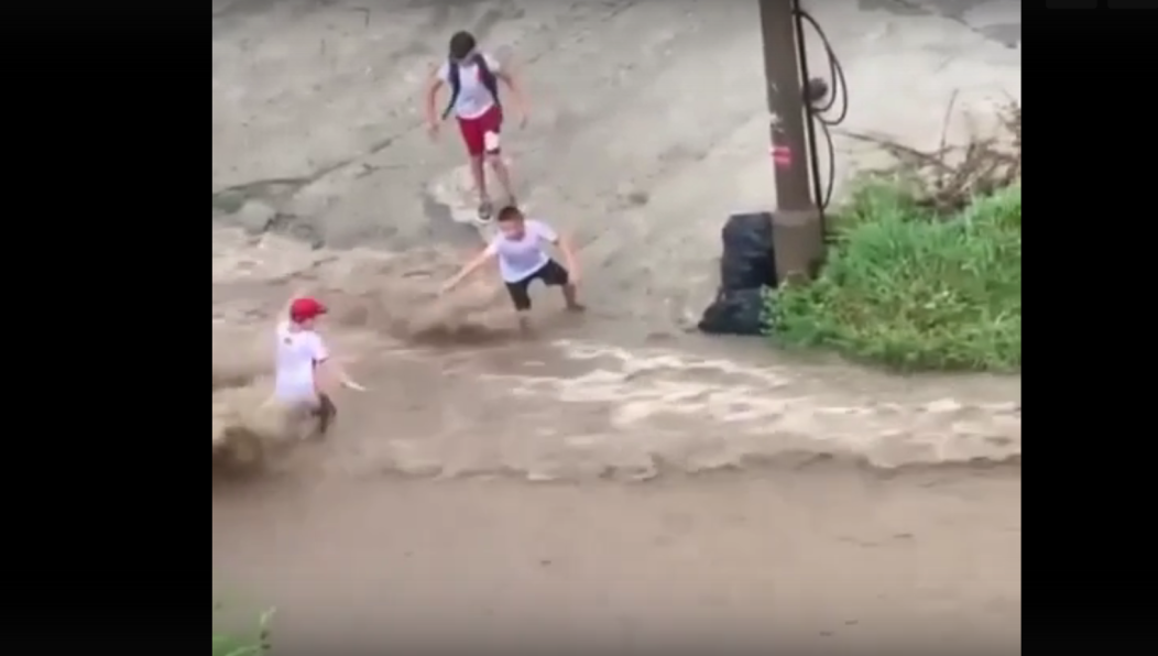 Течение протащило мальчика несколько метров