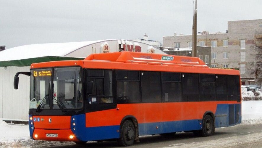 Горожане жалуются на работу больших оранжевых автобусов.