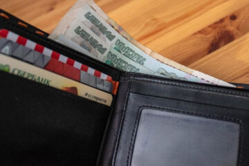 Позднее вор снял с украденной кредитки еще 50 тысяч рублей.