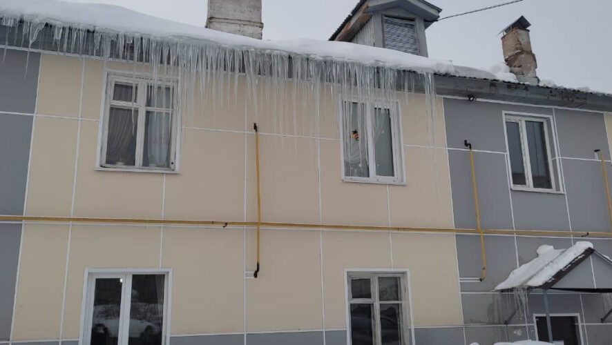 Мальчик и девочка поступили в больницу с травмами головы.