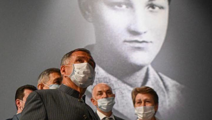 В преддверии Дня памяти и скорби он возложил цветы к мемориалу - месту казни Зои Космодемьянской.