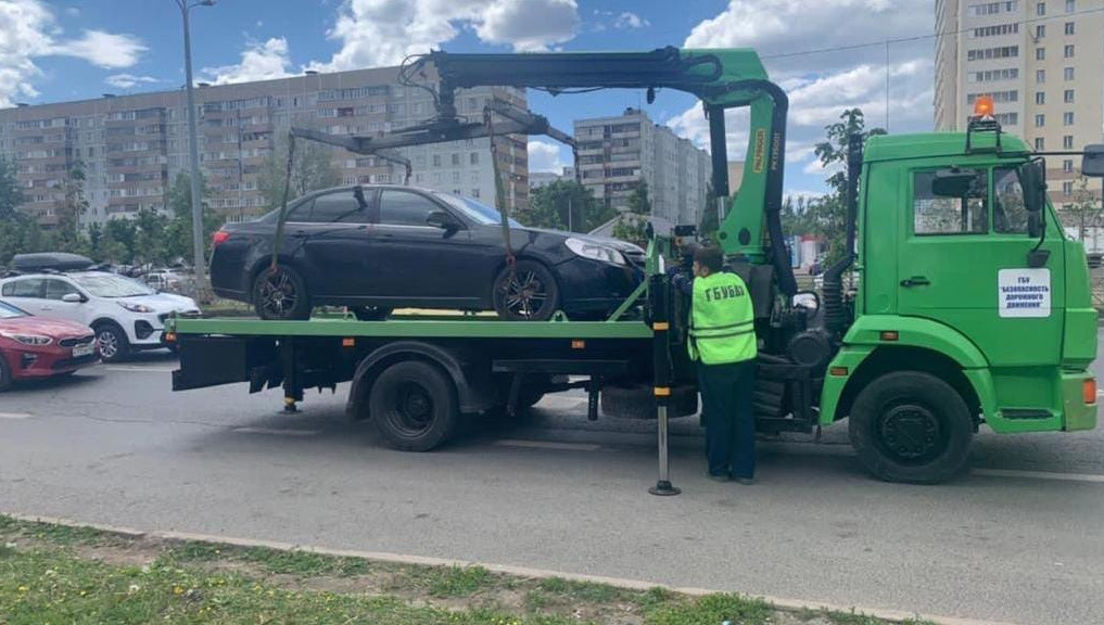 В совместный рейд вышли судебные приставы и автоинспекторы.