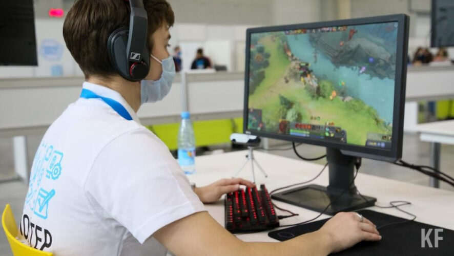 Из числа таких сотрудников 24 процента играют 4-6 часов в неделю.