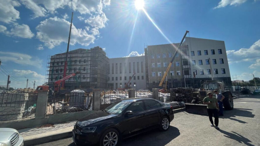 В образовательных учреждениях проводят масштабные строительные работы. Сдать объекты планируют к 1 сентября. Рассказываем