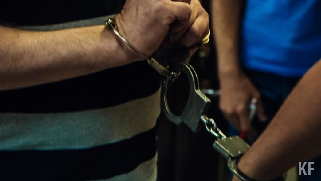 Он несколько раз ударил потерпевшего по голове.