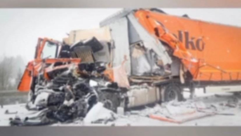 Две фуры столкнулись лоб в лоб.