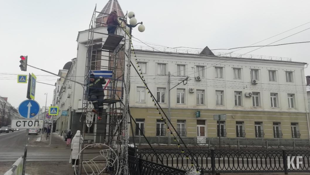 Украшения радовали гостей и жителей города с начала декабря 2022 года.