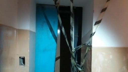 27-летнюю телеведущую из Казахстана Айзат Абдисамат раздавили двери неисправного лифта в ее доме. Девушка погибла на глазах своей трехлетней дочери