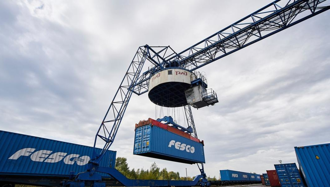 Всего за четыре месяца из региона с помощью сервиса Fesco Kazan Shuttle было перевезено 1 800 ДФЭ. Теперь республика намерена развить транспортные связи по перспективному коридору Север-Юг.