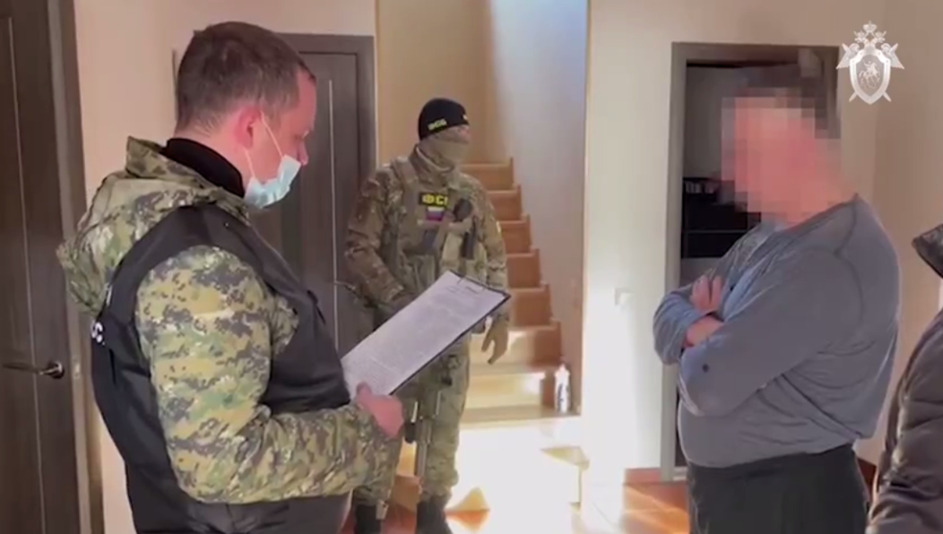 Он перечислял деньги из кассы предприятия на счета бизнесменов.