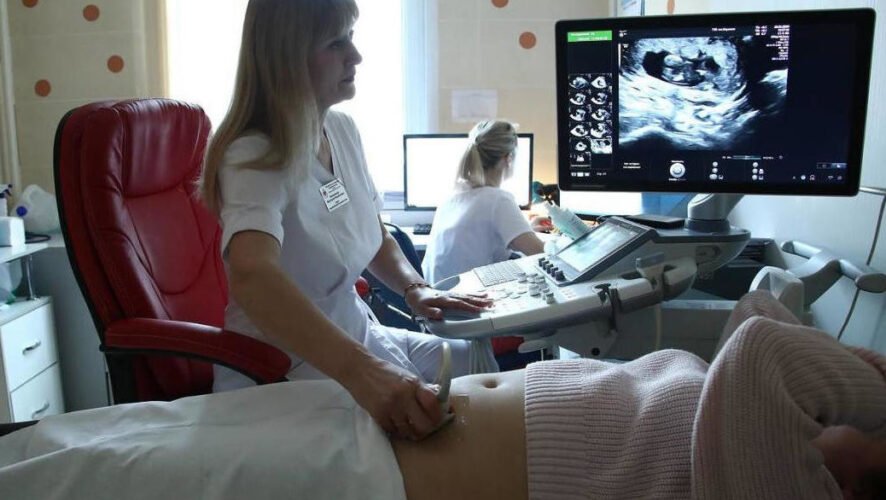 Регионы России начинают запрещать частным клиникам проводить процедуру прерывания беременности. В республике ряд медучреждений уже отозвали свои лицензии на проведение услуги аборта.