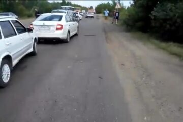Автолюбители решали выразить свой протест против плохих дорог города Нижнекамска.