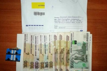 Горожанин спрятал между фотографиями в конверте 2250 рублей.